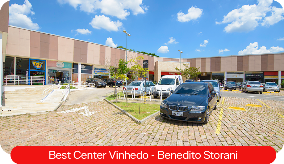 Foto de um empreendimento da Best Center, com foco no estacionamento do espaço.