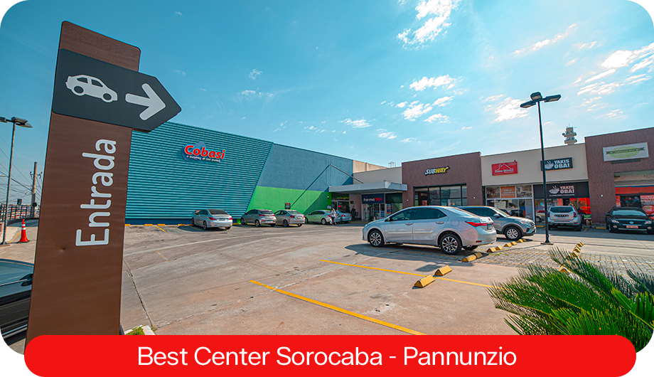 Foto de um empreendimento da Best Center, com foco na fachada das lojas.