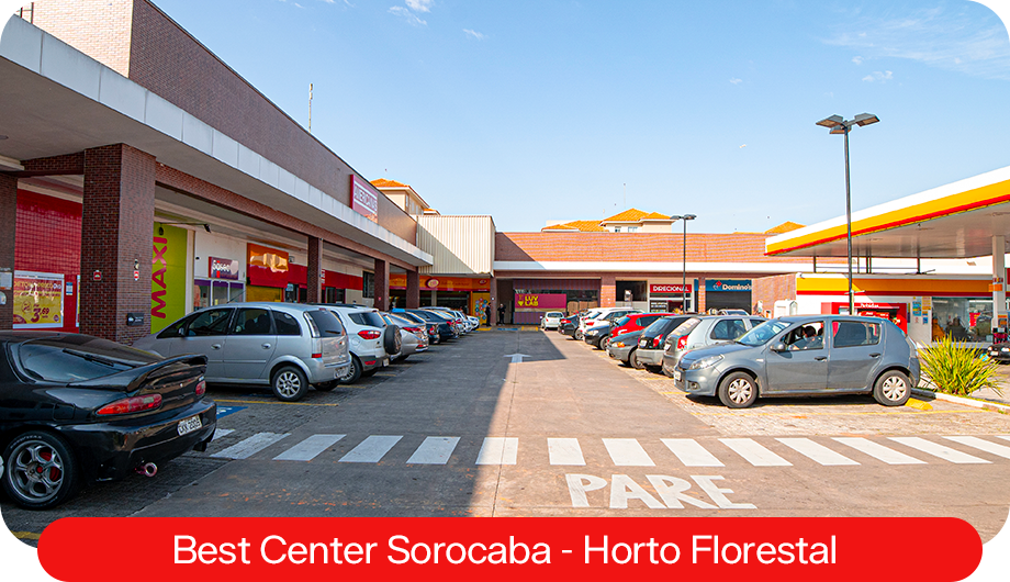 Foto de um empreendimento da Best Center, com foco no estacionamento.